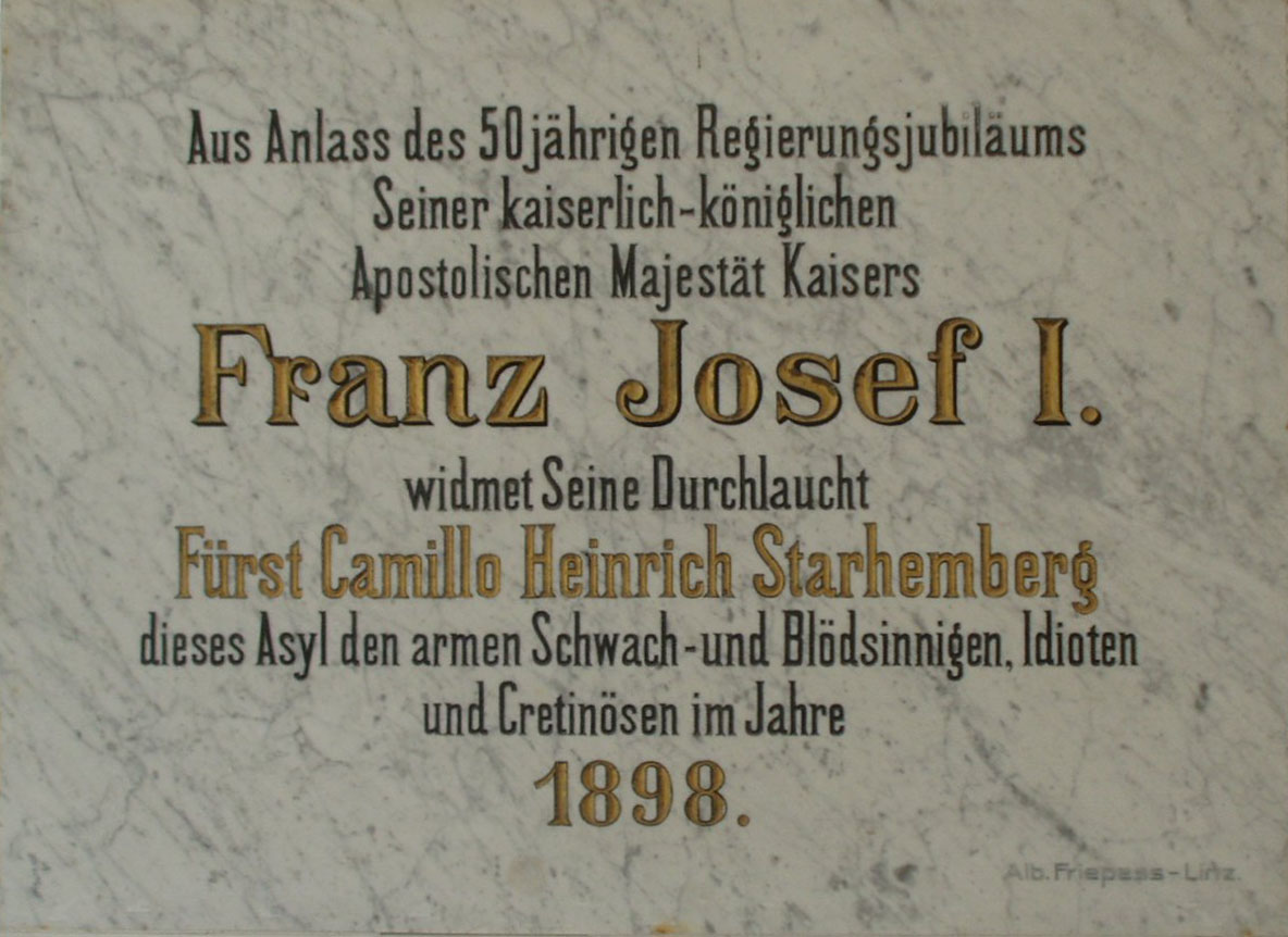 Am Schloss erhaltene Gedenktafel.